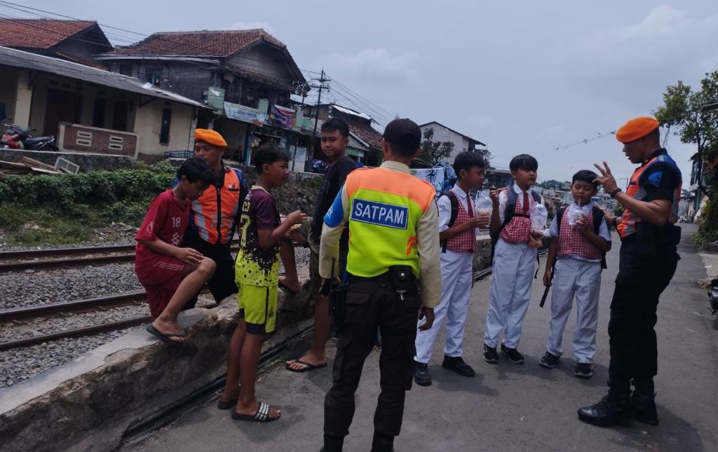 Bahayakan Nyawa, PT KAI Daop 2 Bandung Larang Warga Ngabuburit di Jalur Rel Kereta Api