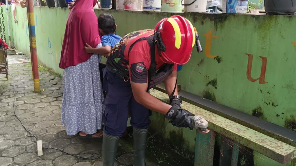 Aksi Heroik Damkar Banjarsari Ciamis: Evakuasi Kaki Bocah 5 Tahun yang Terjepit Bangku Besi
