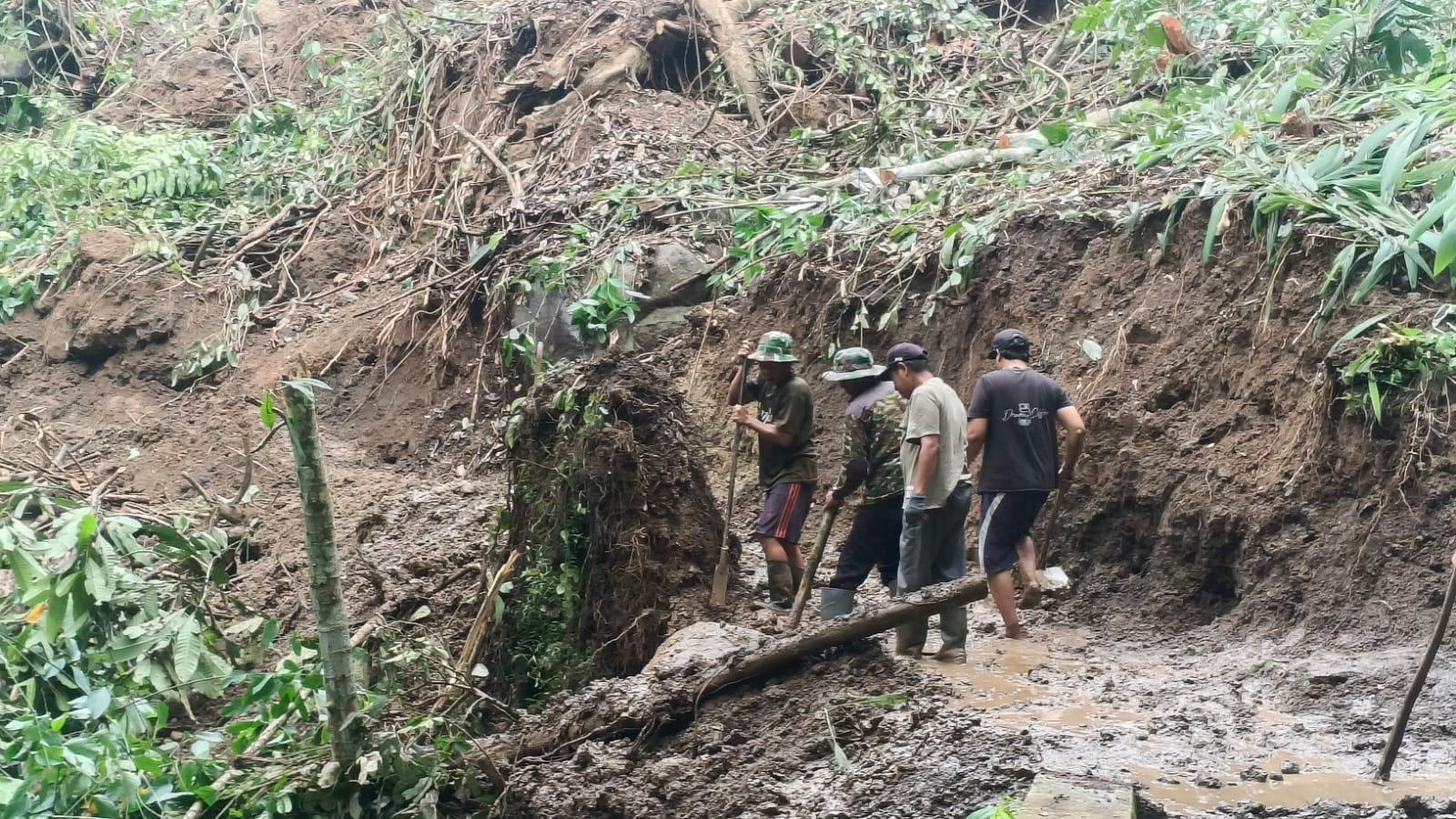 Longsor Tutup Jalan Alternatif Sukarame–Tanjungjaya, Warga Gotong Royong Bersihkan Material
