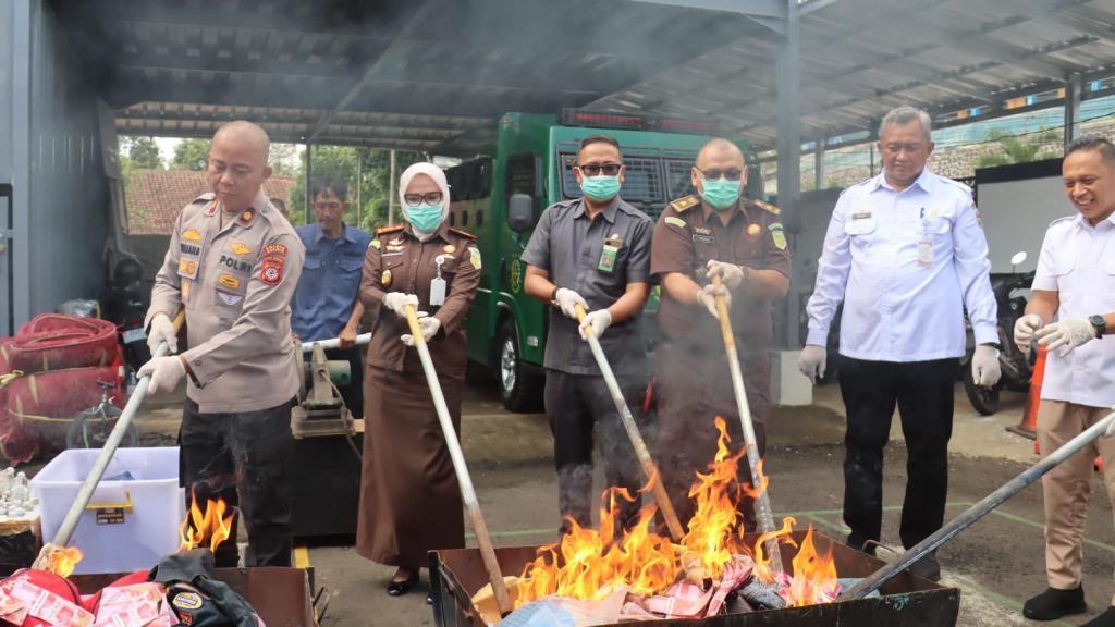 Kejari Ciamis Musnahkan Barang Bukti 107 Perkara, Temukan Tiga Proyektil Aktif