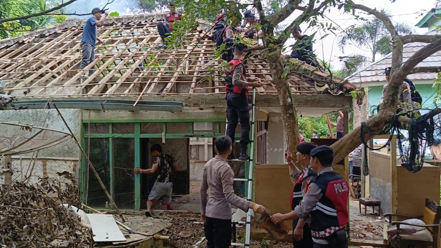 Wujudkan Asta Cita, Polres Ciamis Bedah Rumah Tak Layak Huni Milik Warga di Winduraja