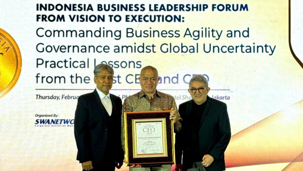 Pimpin JNE dengan Semangat Connecting Happiness, Mohamad Feriadi Raih Penghargaan Indonesia Best CEO 2025