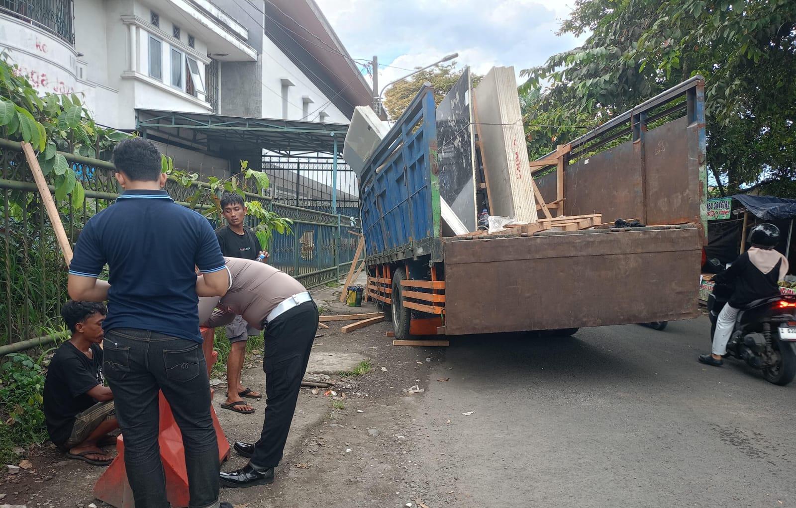 Tragedi di Jalan BKR Tasikmalaya: Dua Pekerja Terjepit Marmer Raksasa, Satu Korban Tak Sadarkan Diri