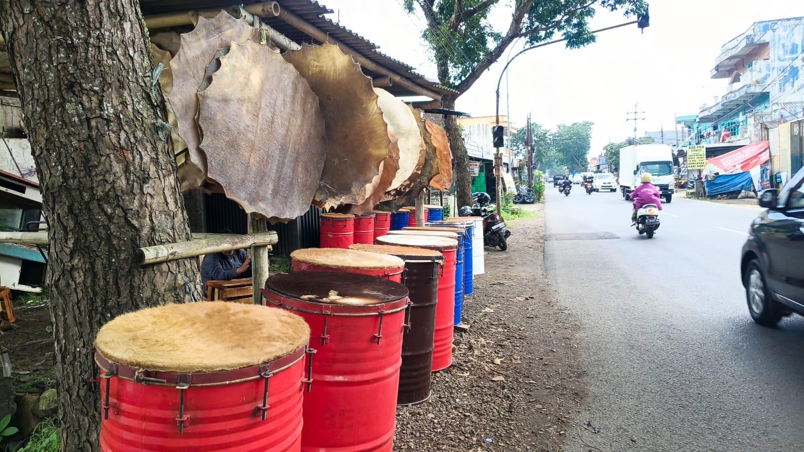 Jelang Lebaran, Geliat Perajin Kulit Beduk Mulai Hiasi Ruas Jalan Kota Tasikmalaya