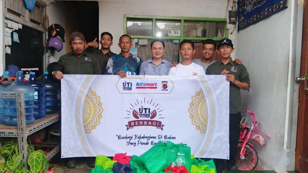 Tak Hanya Berburu Berita, Jurnalis IJTI Galuh Raya Blusukan Santuni Jompo dan Anak Yatim