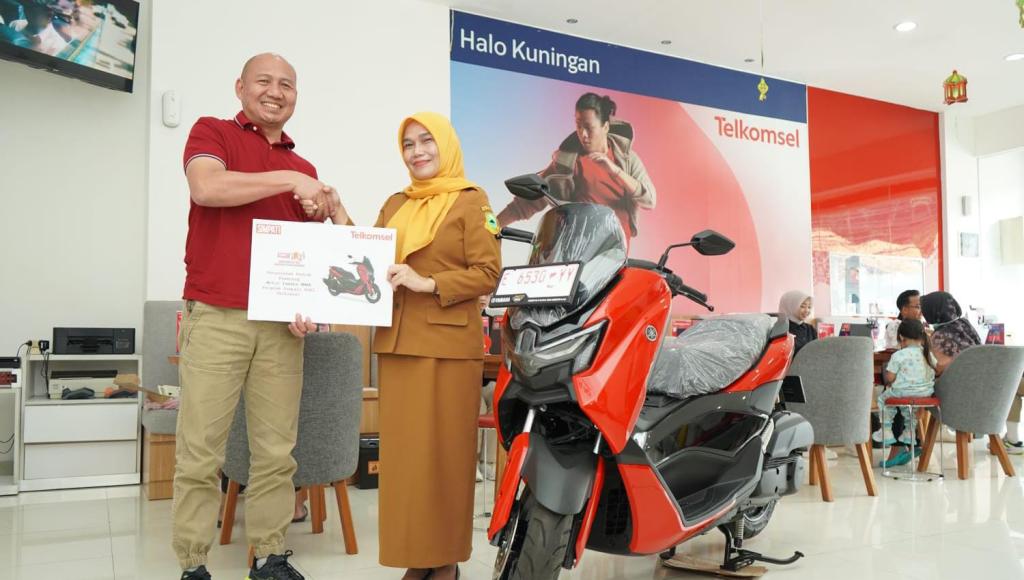 Kesetiaan 10 Tahun Membuahkan Hasil: ASN Asal Kuningan Bawa Pulang NMAX dari Undian SIMPATI HOKI Telkomsel