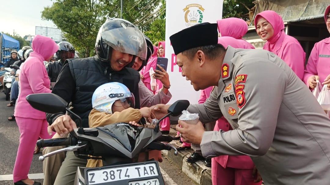 Aksi Humanis! Kapolres Ciamis Turun ke Jalan Bagikan Ribuan Takjil, Warga Sempat Kaget Dikira Razia