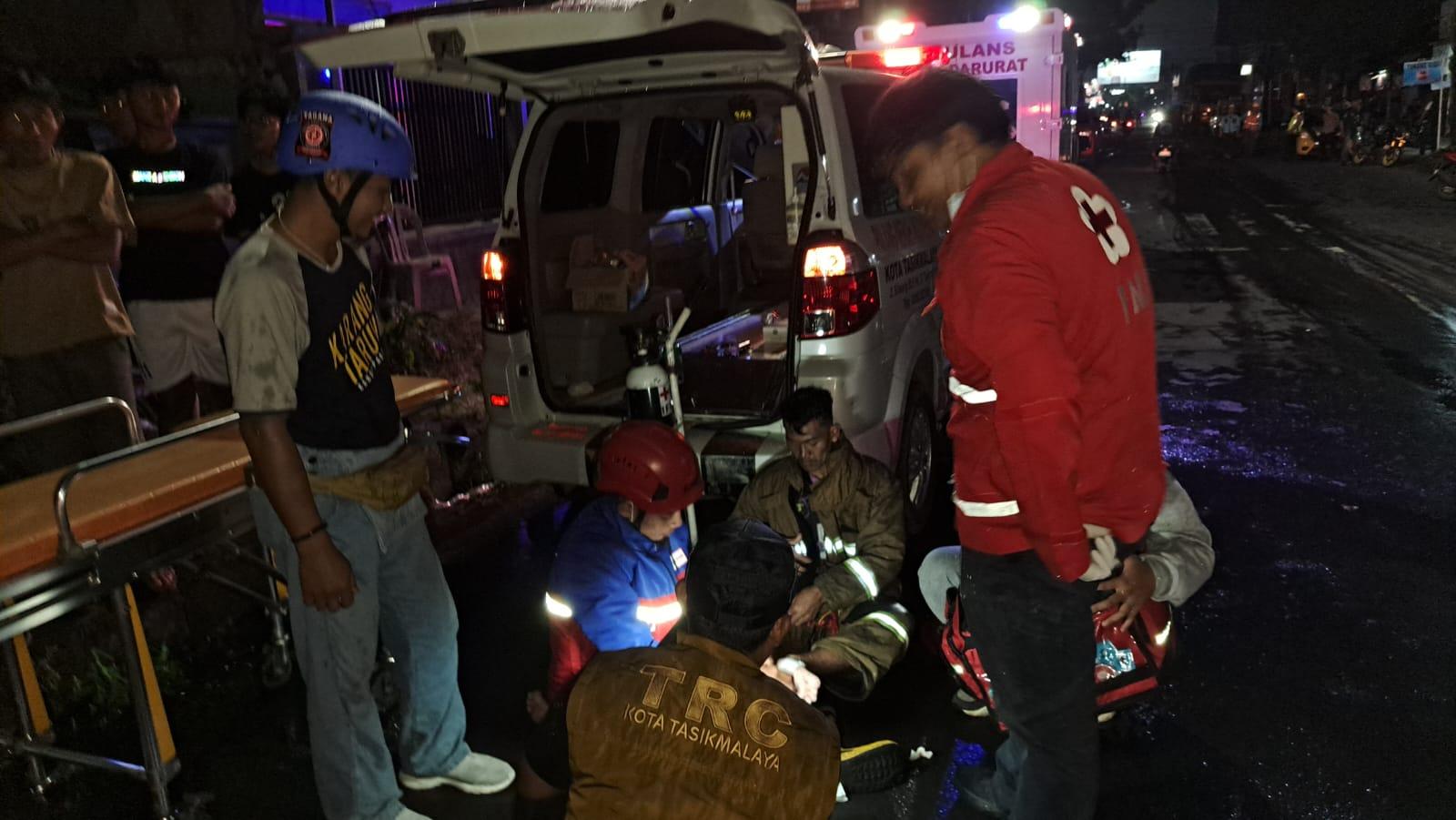 Berjuang Jinakkan Kebakaran Toko Kasur di Padayungan, Kaki Petugas Damkar Tertusuk Paku Saat Dobrak Pintu Toko
