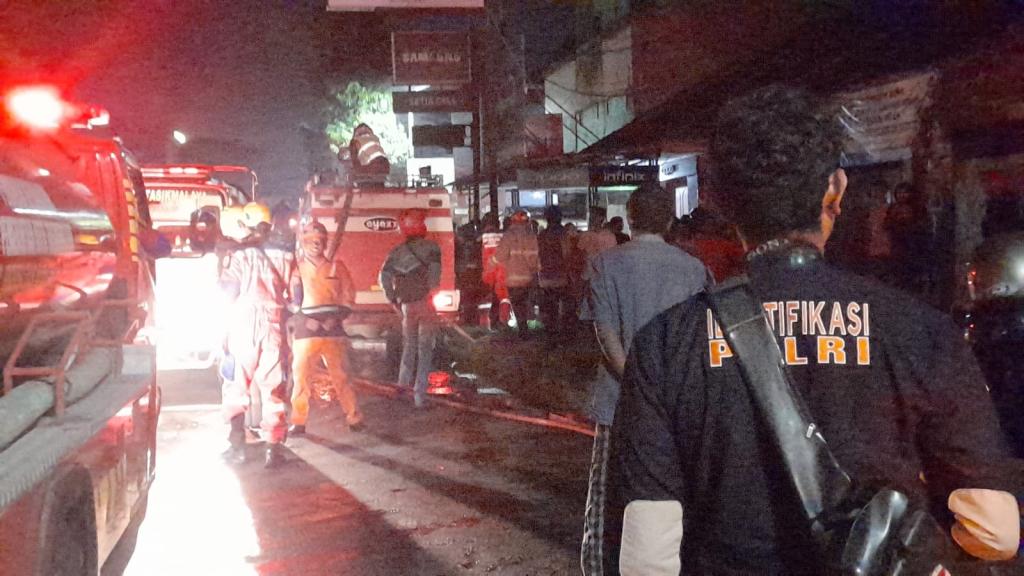 Api di Toko Sumber Laris Padayungan Berhasil Padam Setelah 1,5 Jam, Polisi Tunggu Tim Inafis Ungkap Penyebab