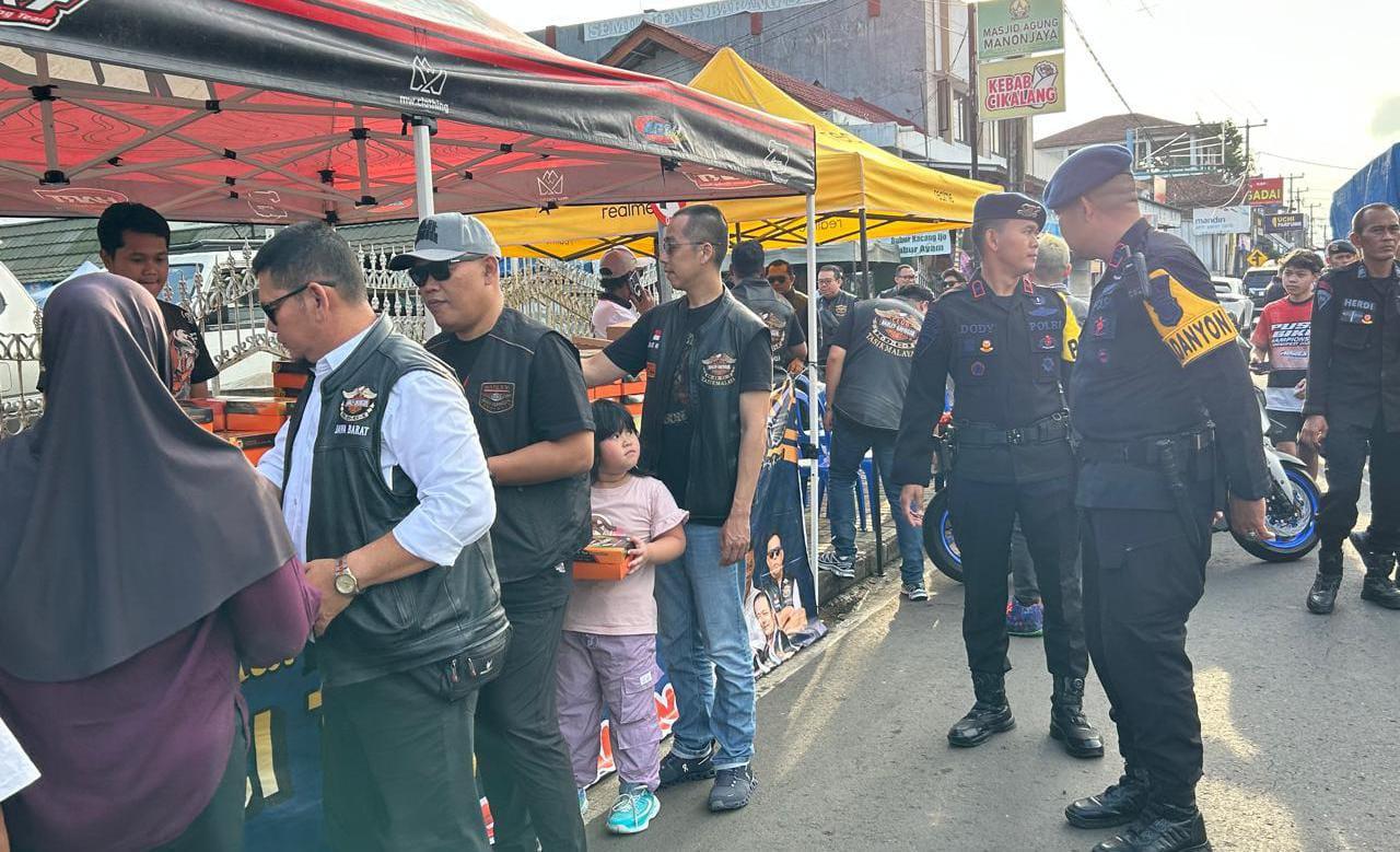 Sinergi Brimob dan HDCI Tasikmalaya: 2.500 Paket Nasi Kotak Disebar untuk Warga di Alun-Alun Manonjaya