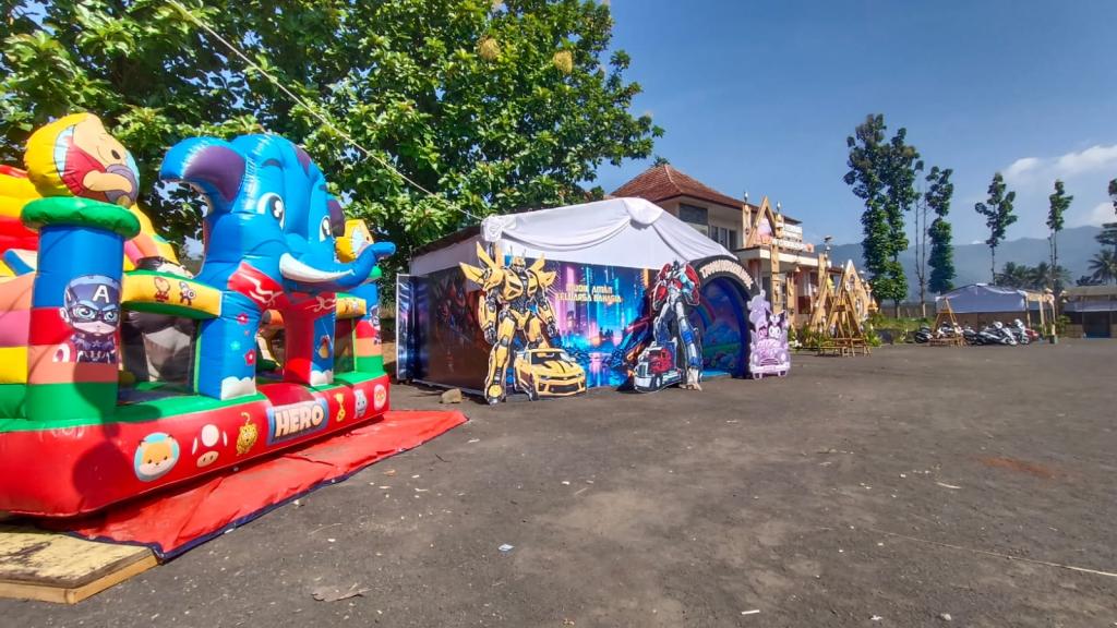 Manjakan Pemudik, Polres Tasikmalaya Kota Hadirkan Taman Bermain Anak dan Rumah Balon di Pos Terpadu Ciawi