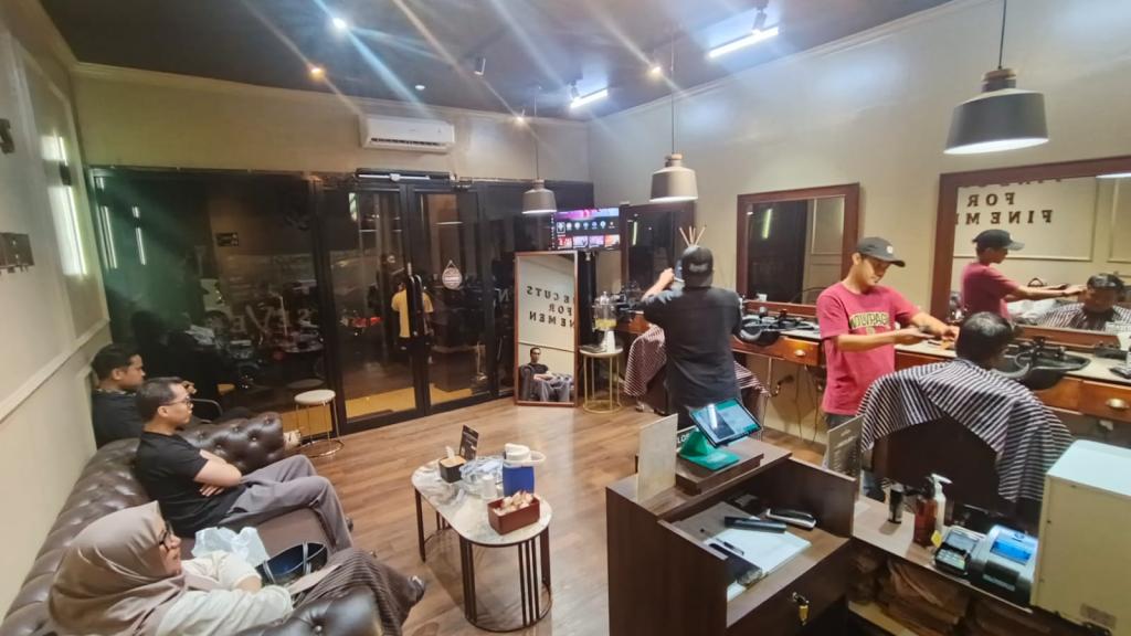 Jelang Lebaran 2026, Jasa Pangkas Rambut di Tasikmalaya Kebanjiran Order hingga Larut Malam