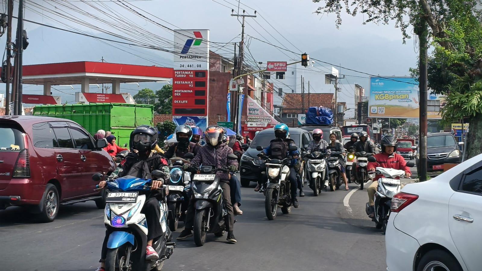 Puncak Arus Mudik 2026: Volume Kendaraan di Jalur Gentong Tasikmalaya Mulai Membeludak