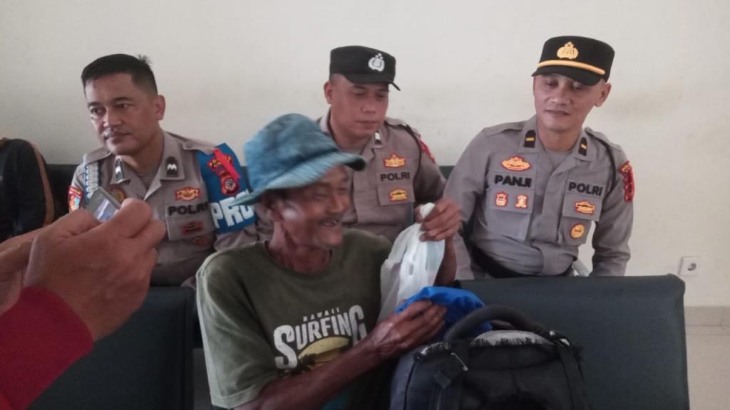 Kisah Haru Saepul Toni: 20 Hari Jalan Kaki Mudik Cikarang-Kebumen Usai Kecopetan, Akhirnya Ditolong Polisi di Ciamis
