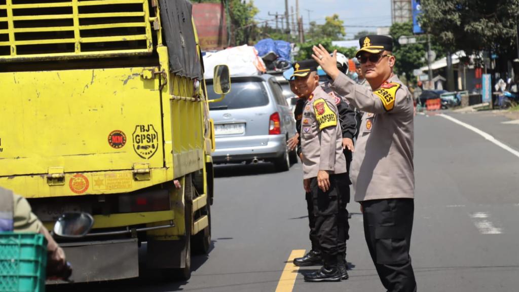 Kapolres Ciamis Terjun Langsung Atur Lalu Lintas dan Sapa Pemudik di Pos Pam Sindangkasih