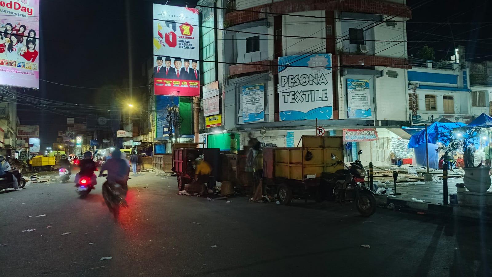 Gerak Cepat, 50 Petugas DLH Tasikmalaya Bersihkan Sampah Usai Malam Takbir 2026