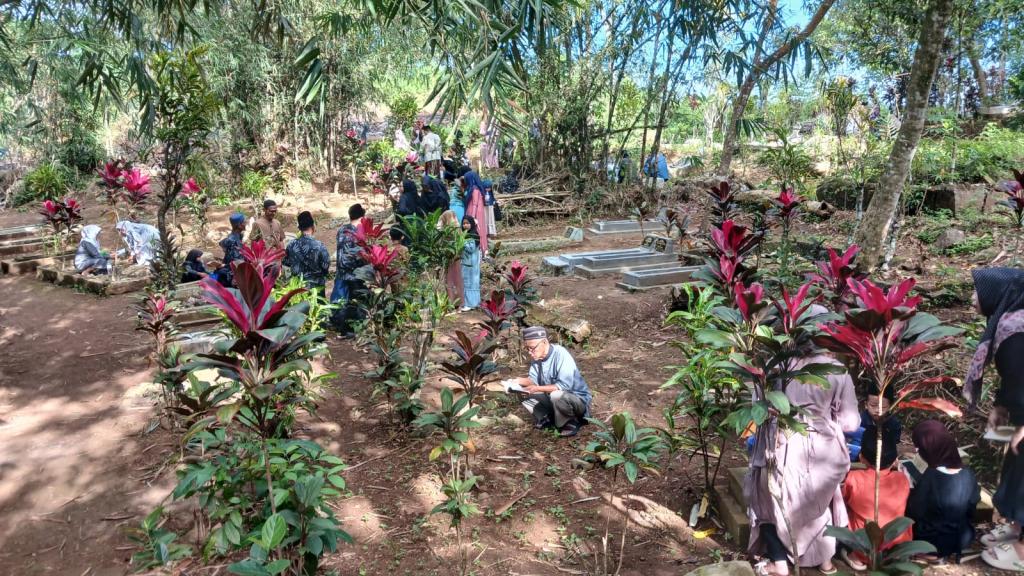 Tradisi Syawal: Usai Salat Id, Ribuan Warga Tasikmalaya Padati TPU Pasanggrahan untuk Ziarah Kubur