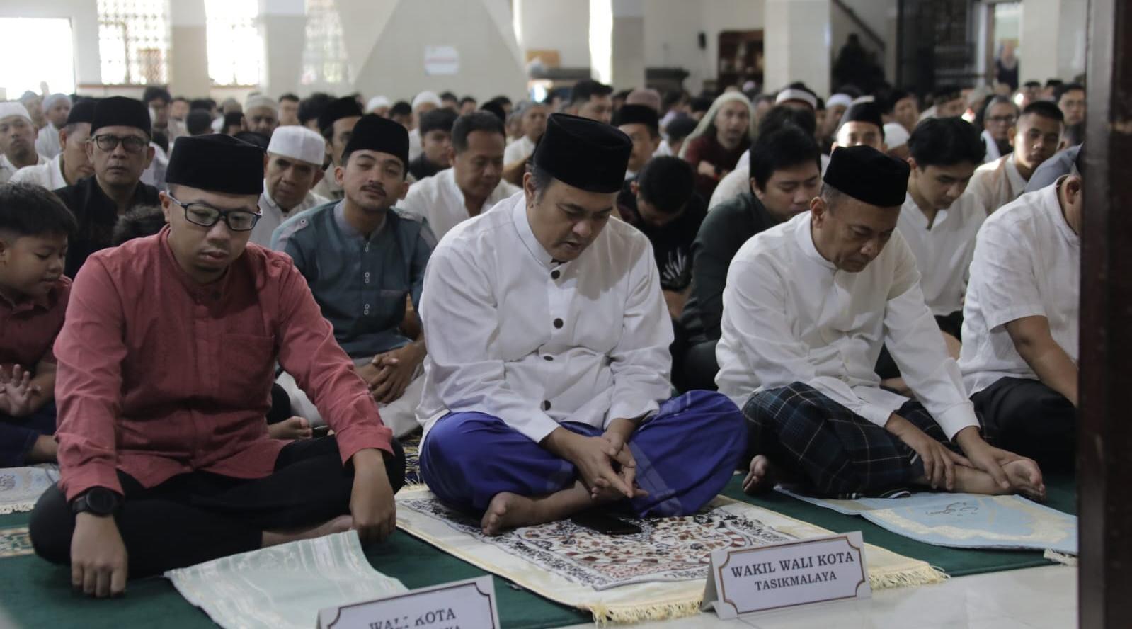 Ribuan Jemaah Padati Masjid Agung, Wali Kota Viman Alfrizi Pimpin Perayaan Idulfitri 1447 H di Kota Tasikmalaya