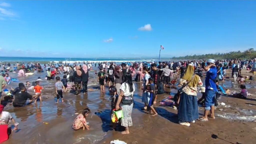 Pantai Pangandaran Dipadati Wisatawan, Puluhan Anak Dilaporkan Terpisah dari Orang Tuanya