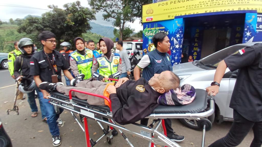 Aksi Heroik di Jalur Gentong: Polisi Selamatkan Lansia Penderita Stroke yang Terkulai Lemas saat Dibonceng Motor