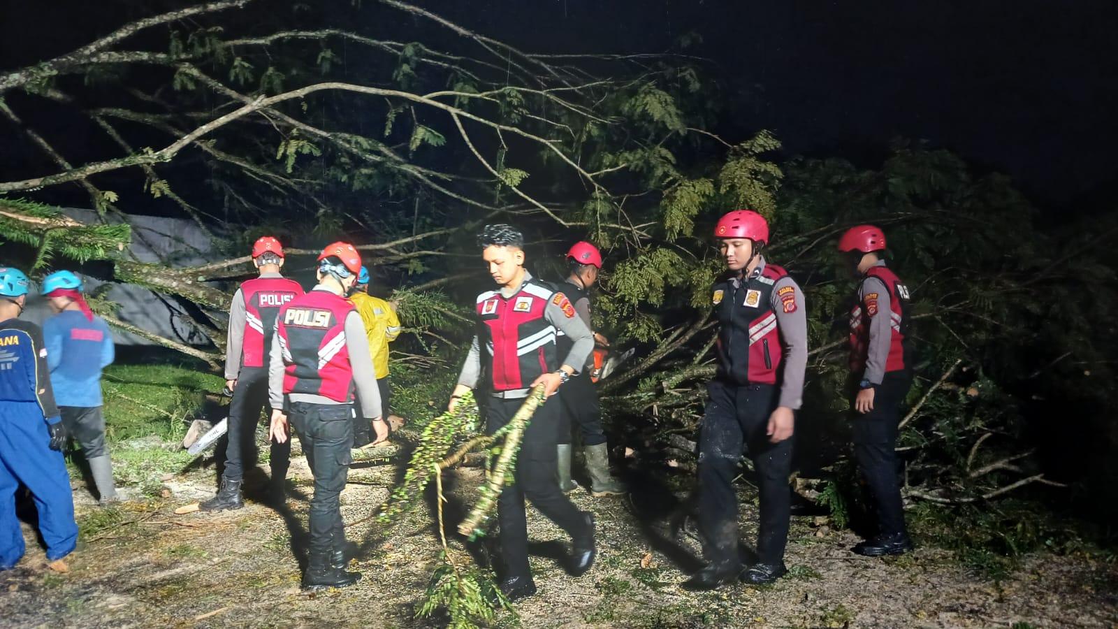 Mobil SAR dan Personel Polres Tasikmalaya Kota Diterjunkan Bantu Evakuasi Pohon Tumbang di Dadaha