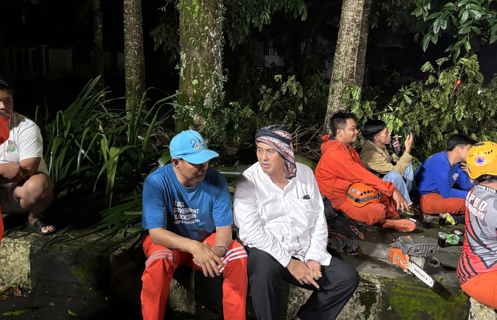 Wawalkot Tasikmalaya Tinjau Lokasi Pohon Tumbang, Apresiasi Respons Cepat Petugas