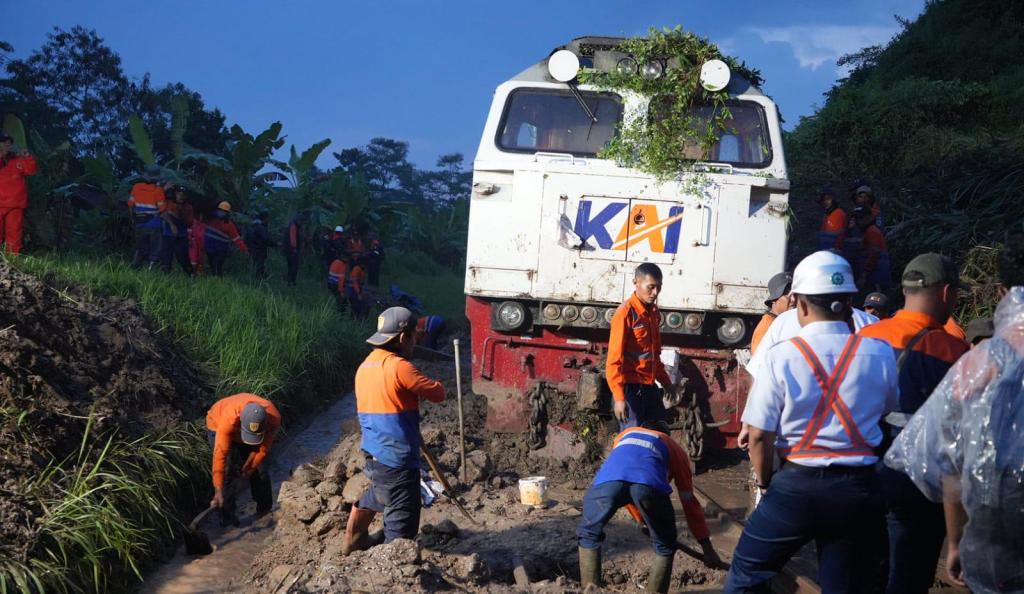 KAI Pastikan Penumpang dan Crew KA Ciremai Selamat, Sejumlah Perjalanan dari Bandung Dibatalkan Akibat Longsor