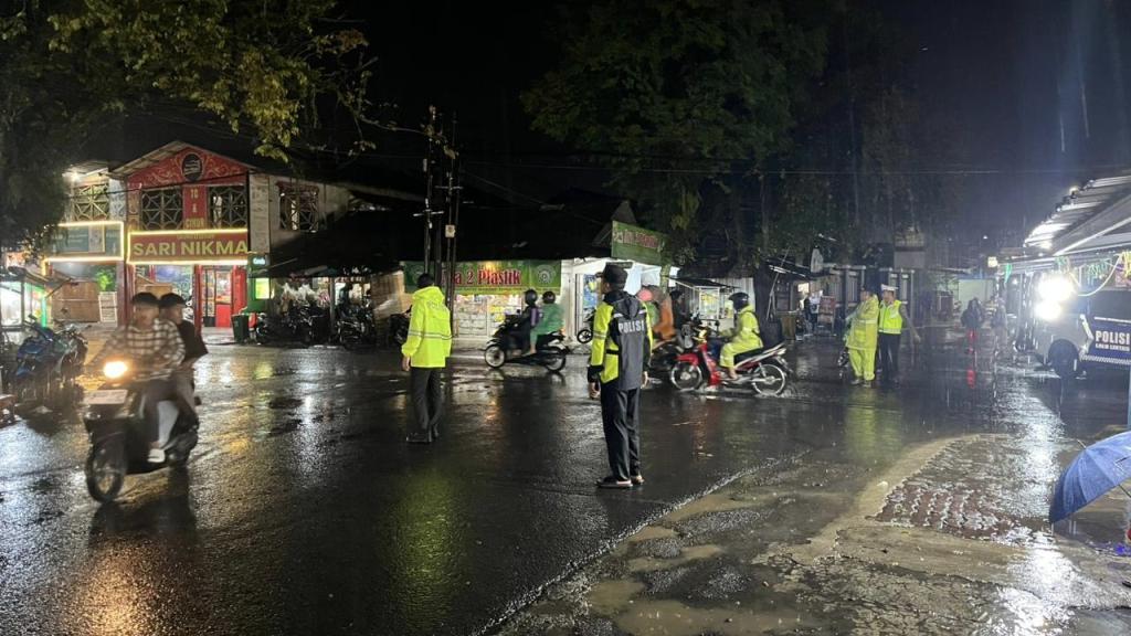Personel Polres Tasikmalaya Kota Sigap Atur Lalu Lintas Saat Banjir, Kapolres Turun Langsung ke Lapangan