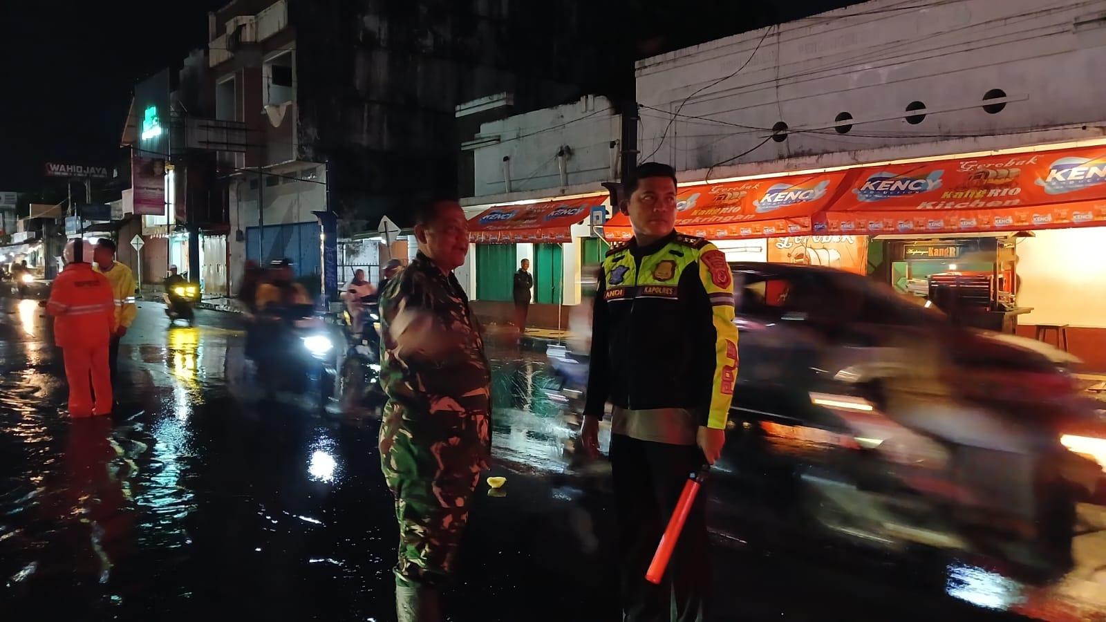 Kapolres Tasikmalaya Kota Bersama TNI Turun Langsung Atasi Kemacetan Akibat Banjir