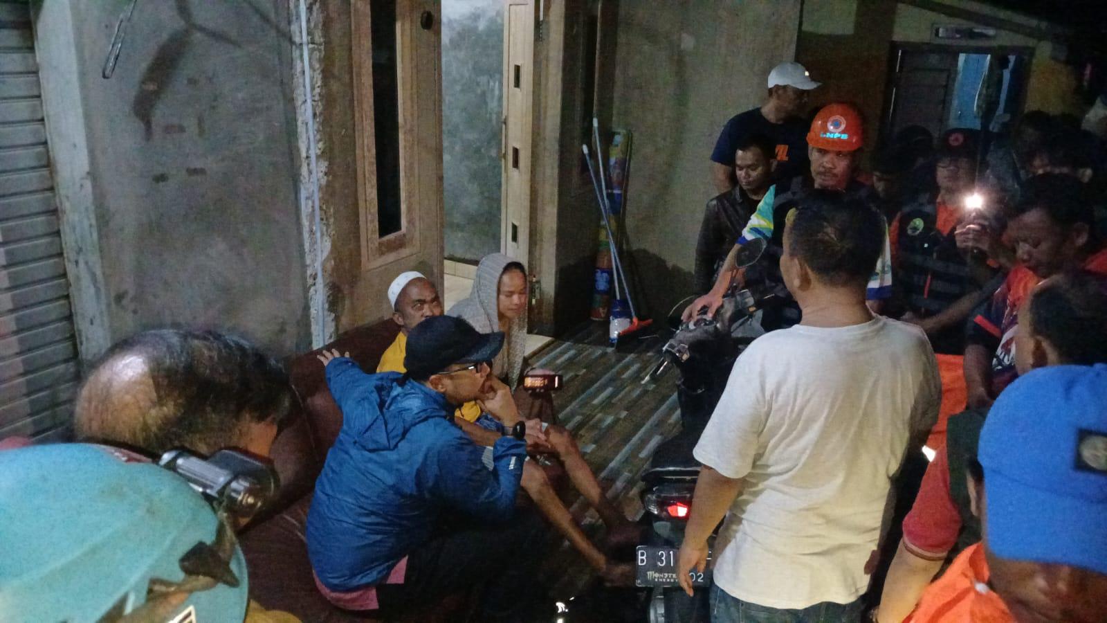 Dini Hari Tinjau Korban Banjir Cikalang, Viman Alfarizi Pastikan Logistik dan Alat Kebersihan Tersalurkan ke Warga