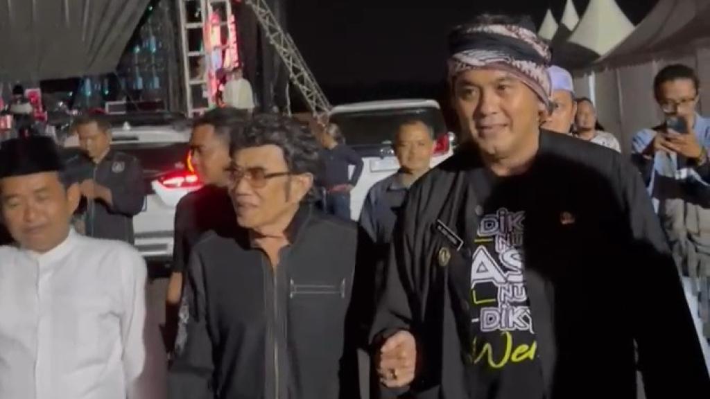 Momen Hangat Diky Chandra Gandeng Rhoma Irama: Sang Raja Dangdut Bahagia Pulang ke Tanah Kelahiran