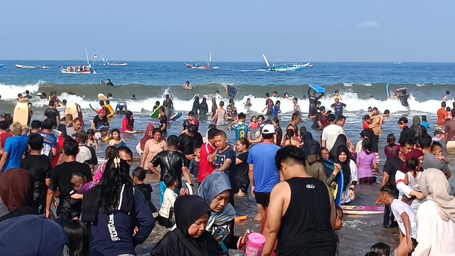 Libur Panjang, Pantai Pangandaran Diserbu Wisatawan, Kunjungan Tembus 56 Ribu Orang