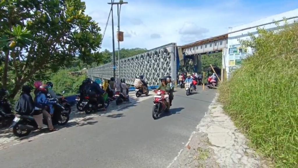 Viral Tudingan Pungli di Jembatan Cirahong, Kepala Desa Pawindan Tegaskan Hanya Sumbangan Sukarela untuk Keselamatan