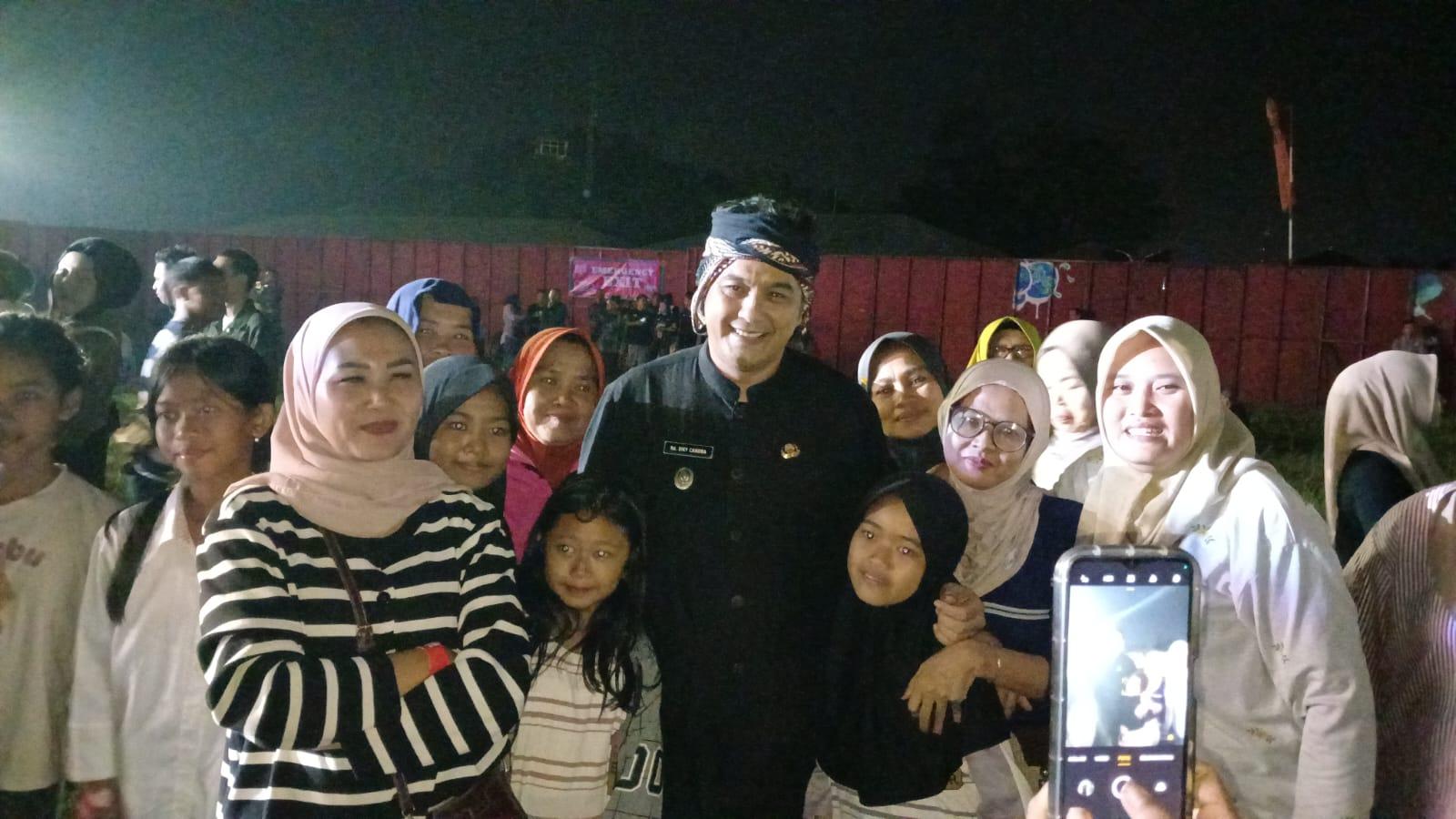 Jadi Magnet Perhatian, Diky Chandra Diserbu Ibu-Ibu Saat Hadiri Konser Rhoma Irama di LOGIN Fest Tasikmalaya