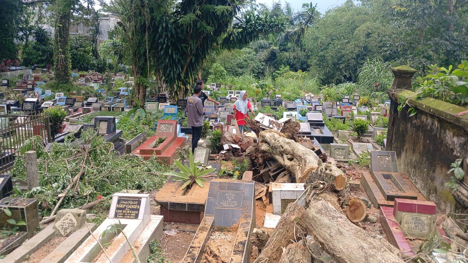 Khawatir Makam Keluarga Hancur Usai Tertimpa Pohon Tumbang, Sejumlah Warga Datangi TPU Cieunteung