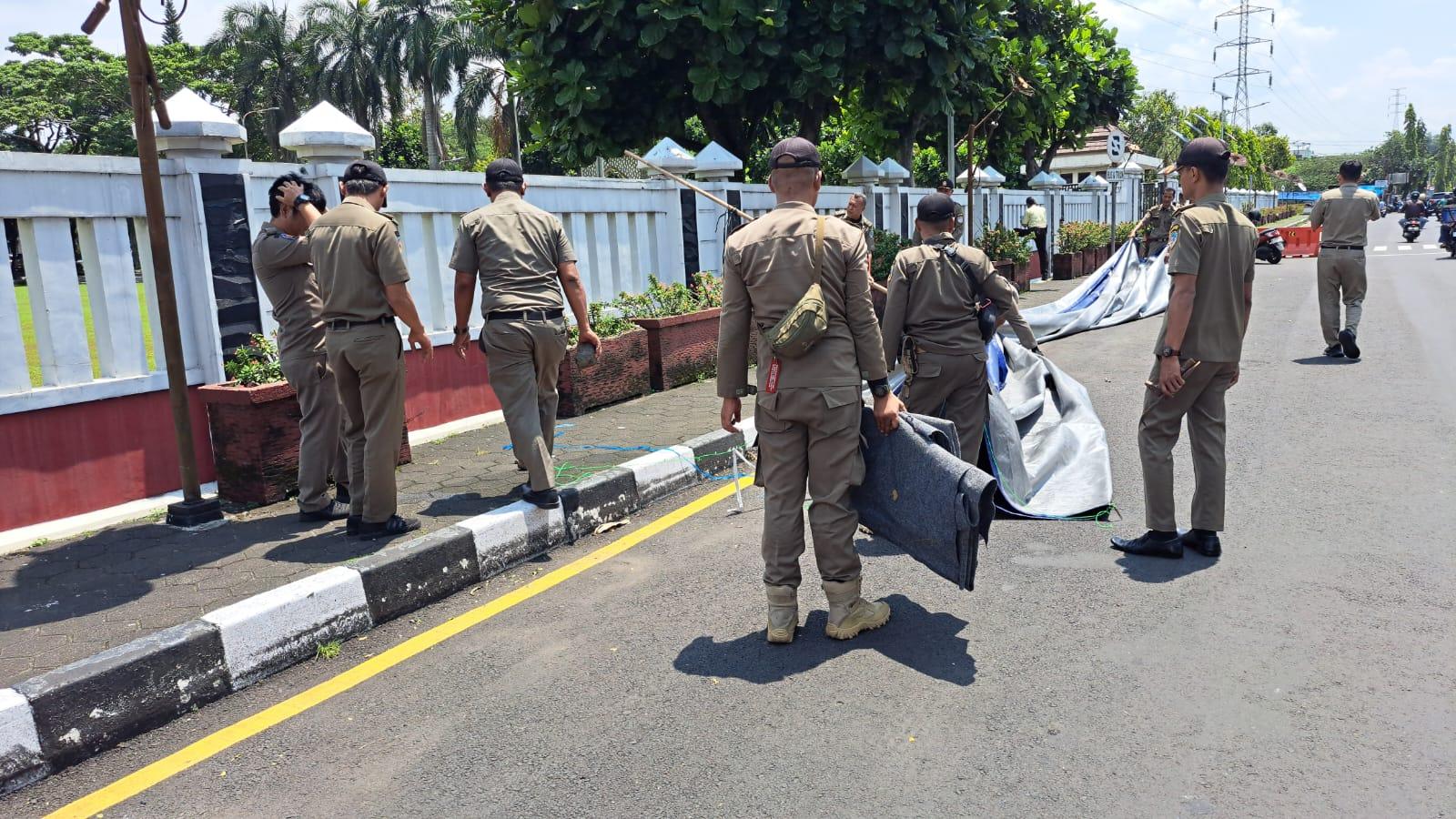 Tegakkan Aturan Reklame, Satpol PP Kota Tasikmalaya Bongkar Tenda dan Spanduk Aspirasi di Depan Bale Kota