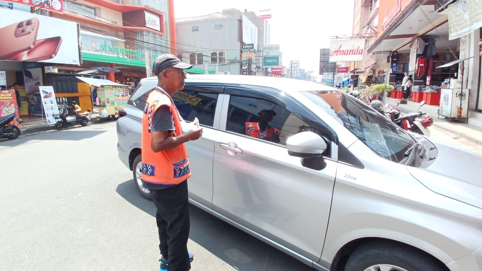 Uji Coba Parkir QRIS di Tasikmalaya, Jukir Sebut Pengendara Masih Bingung Pilih Jalur