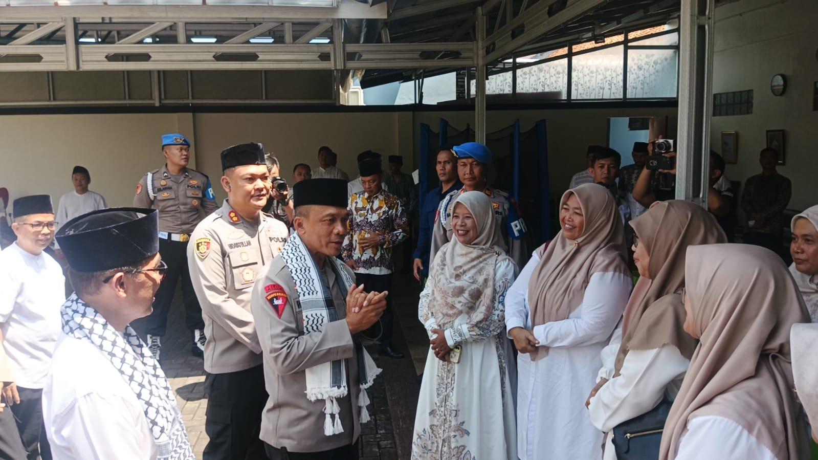 Perkuat Sinergi Sauyunan Jaga Lembur, Kapolda Jabar Kunjungi Ponpes Darussalam Ciamis