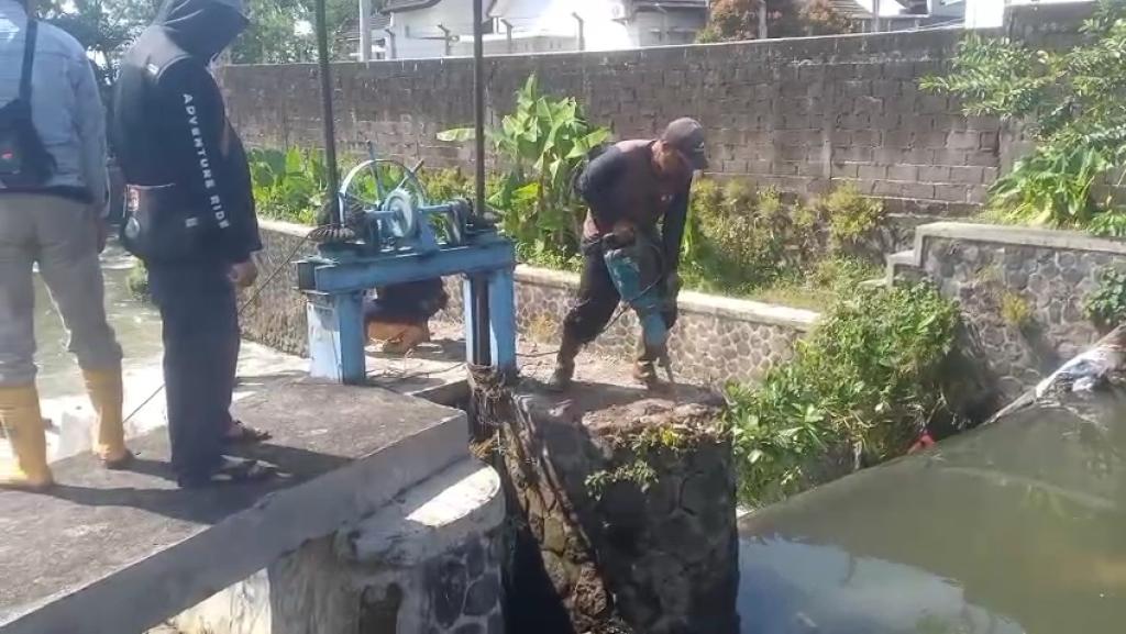 Sempat Terkendala Arus Deras, Pintu Air Gunung Mindi Penyebab Banjir Cikalang Mulai Dibongkar