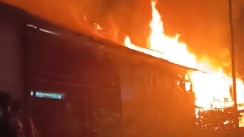 Kebakaran Hebat Hanguskan Kandang Ayam di Rajadesa Ciamis, Kerugian Capai Rp400 Juta