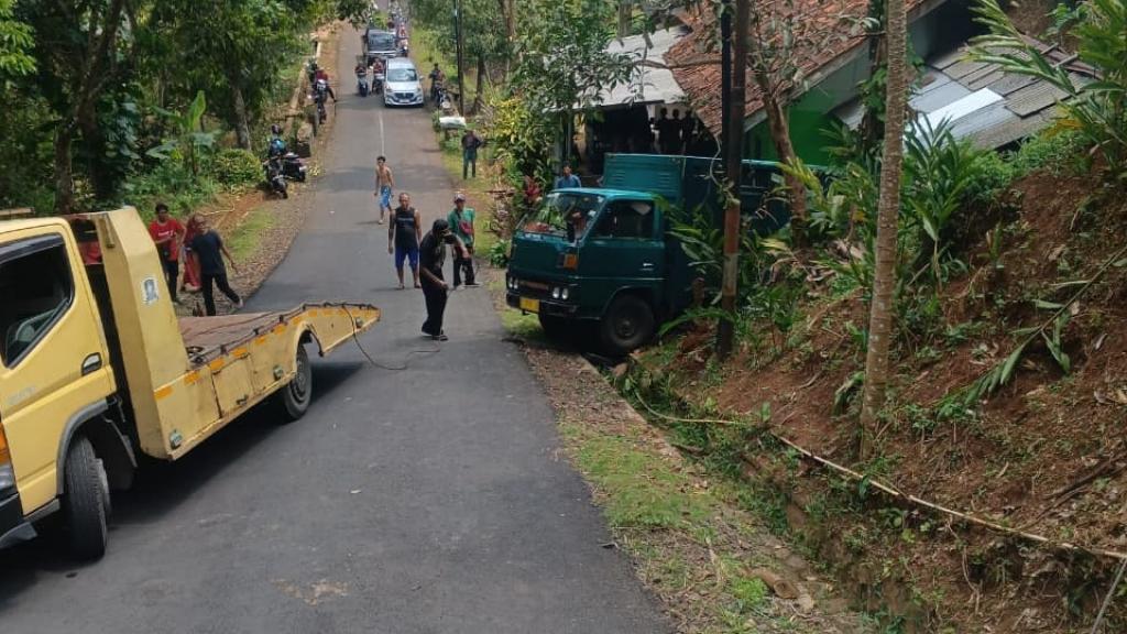 Gagal Menanjak di Jalur Rancah, Mobil Terperosok Dievakuasi Tim Damkar Ciamis