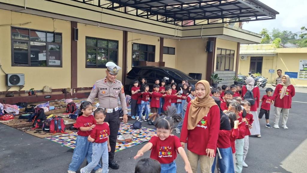 Seru dan Edukatif! Anak-anak TK Pertiwi Belajar Lalu Lintas Langsung di Polres Tasikmalaya Kota
