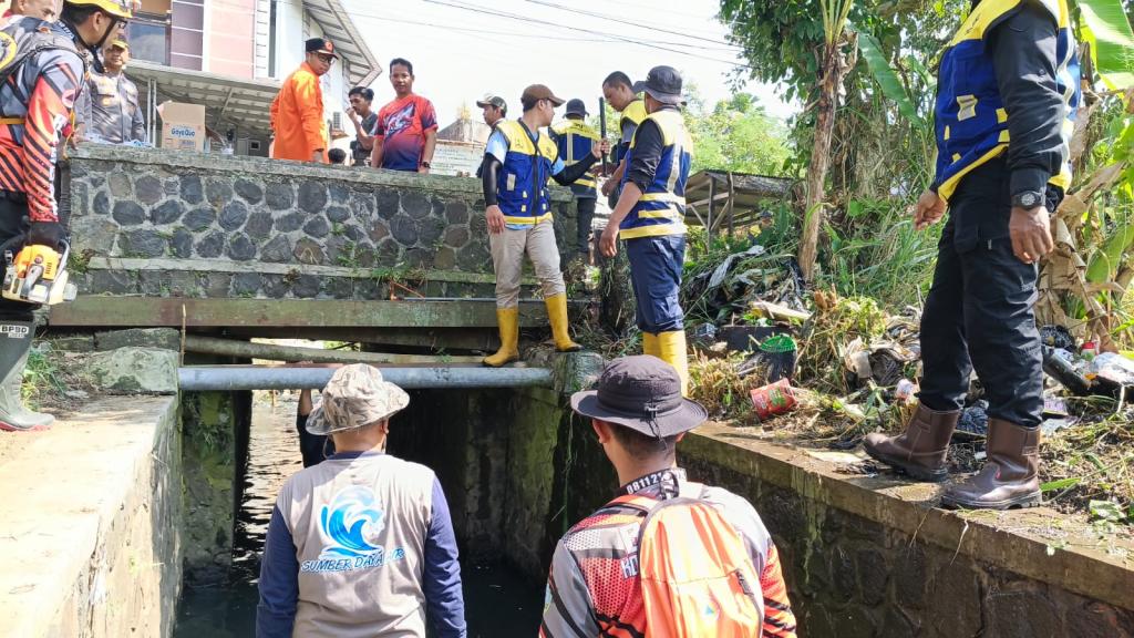 Peringati HKB 2026, Wali Kota Viman Alfarizi Pimpin Aksi Bersih Sungai di Titik Krusial Banjir Tugujaya