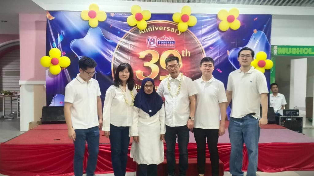 Tangis Haru Nina Suryani, Karyawan Setia Asia Toserba Cihideung yang Berangkat Umrah Setelah 37 Tahun Mengabdi