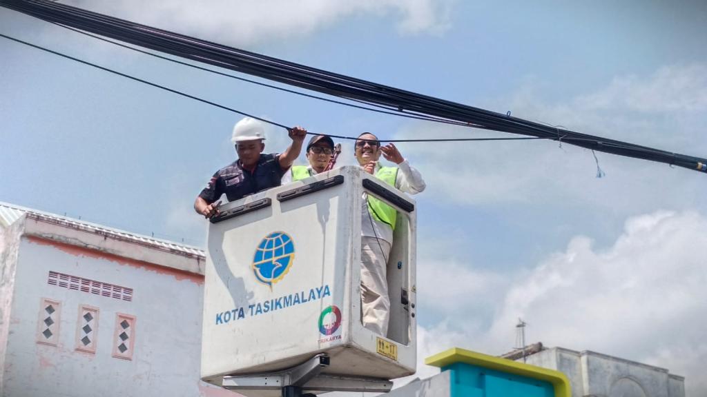 Pemkot Tasikmalaya dan APJATEL Mulai Bersihkan Kabel Semrawut di Jalan HZ Mustofa