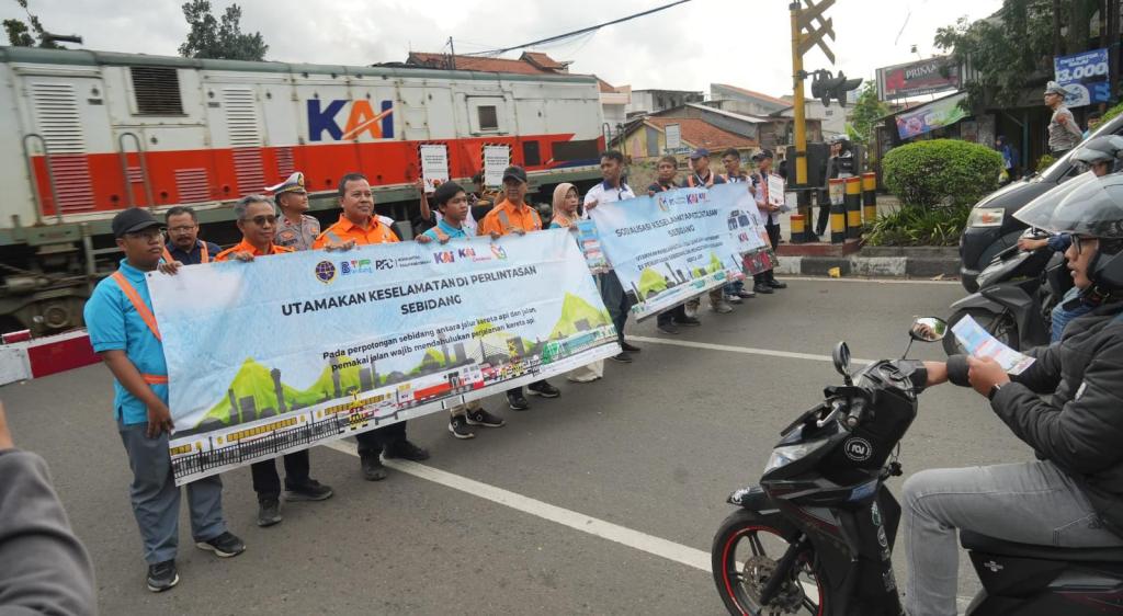 Ingatkan Kedisiplinan di Perlintasan Sebidang, KAI Daop 2 Bandung Catat 51 Kasus Orang Tertemper Kereta