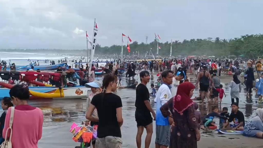 Pantai Pangandaran Diserbu Wisatawan saat Libur Panjang, Antrean Kendaraan Mengular Sejak Pagi