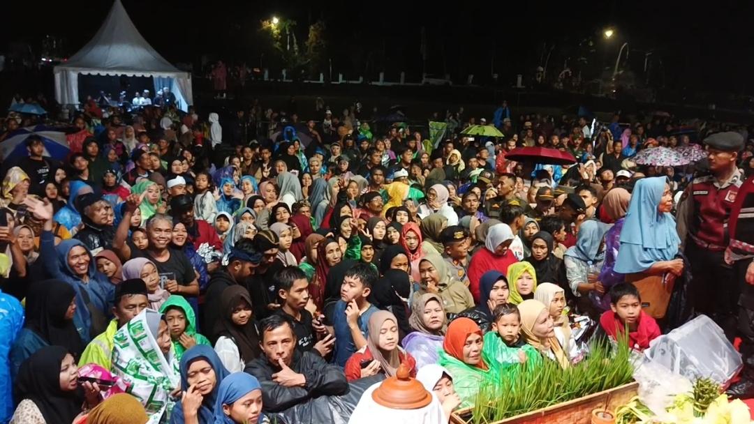 Hujan Tak Surutkan Semangat Ribuan Warga Kawali Ciamis Sambut Kirab Mahkota Binokasih dan Gubernur Dedi Mulyadi