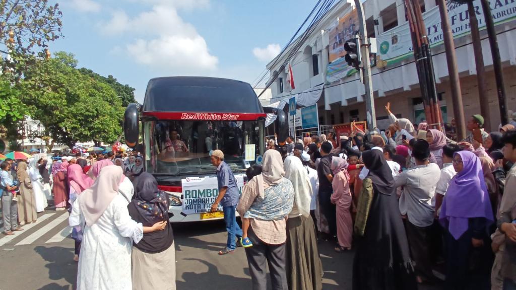 Wali Kota Tasikmalaya Lepas 441 Jemaah Calon Haji Kloter 20, Viman: Jaga Kesehatan dan Ikuti Arahan Petugas