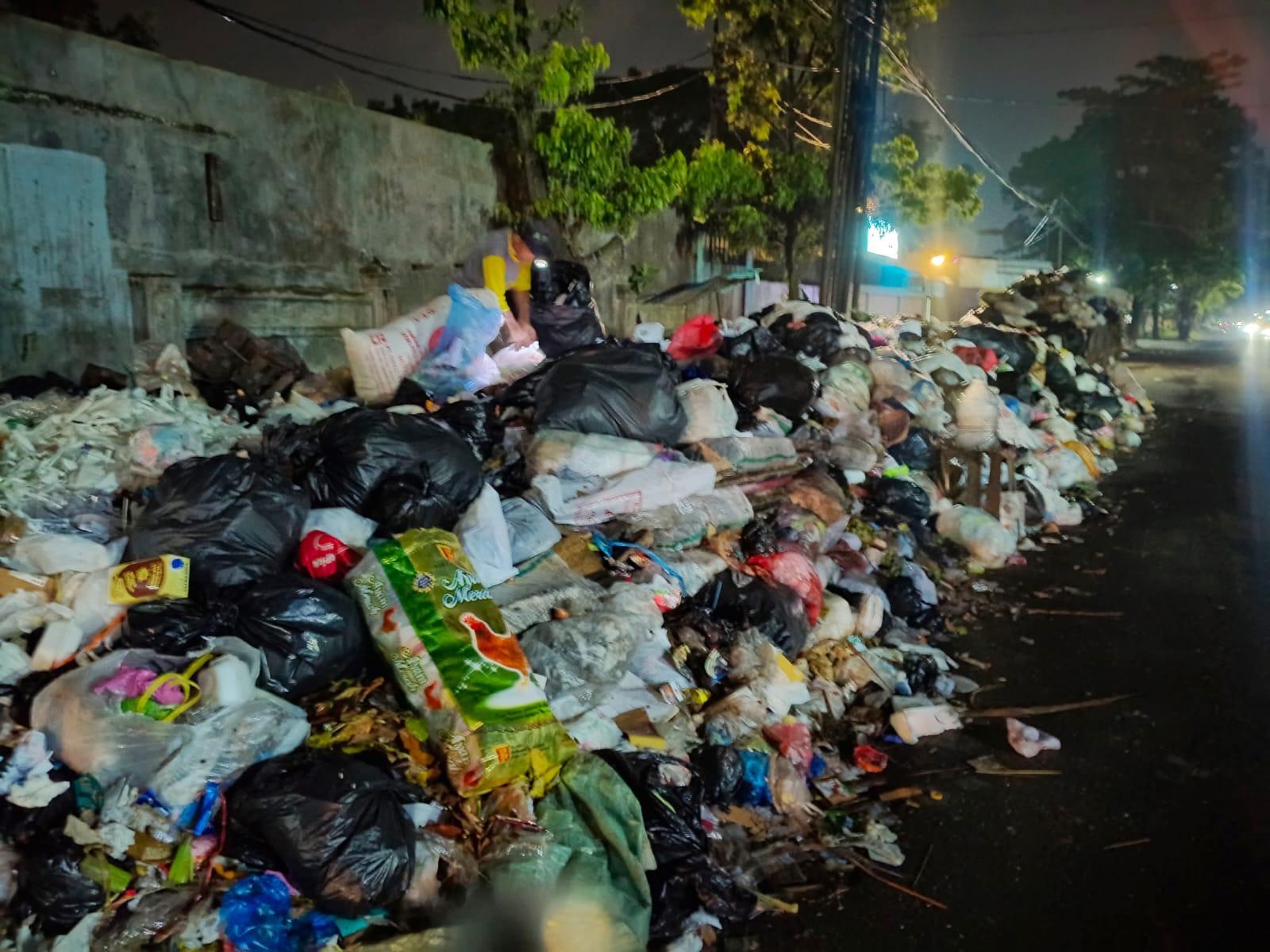 Sampah Menumpuk Sepanjang 30 Meter di Jalan SL Tobing Tasikmalaya, Diduga Imbas Aksi Mogok Kerja Petugas DLH